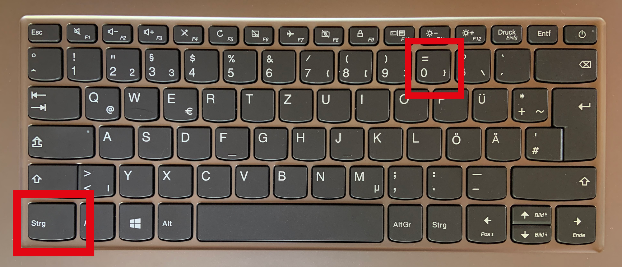 Tastatur, auf der die Tasten Strg und Null markiert sind. 