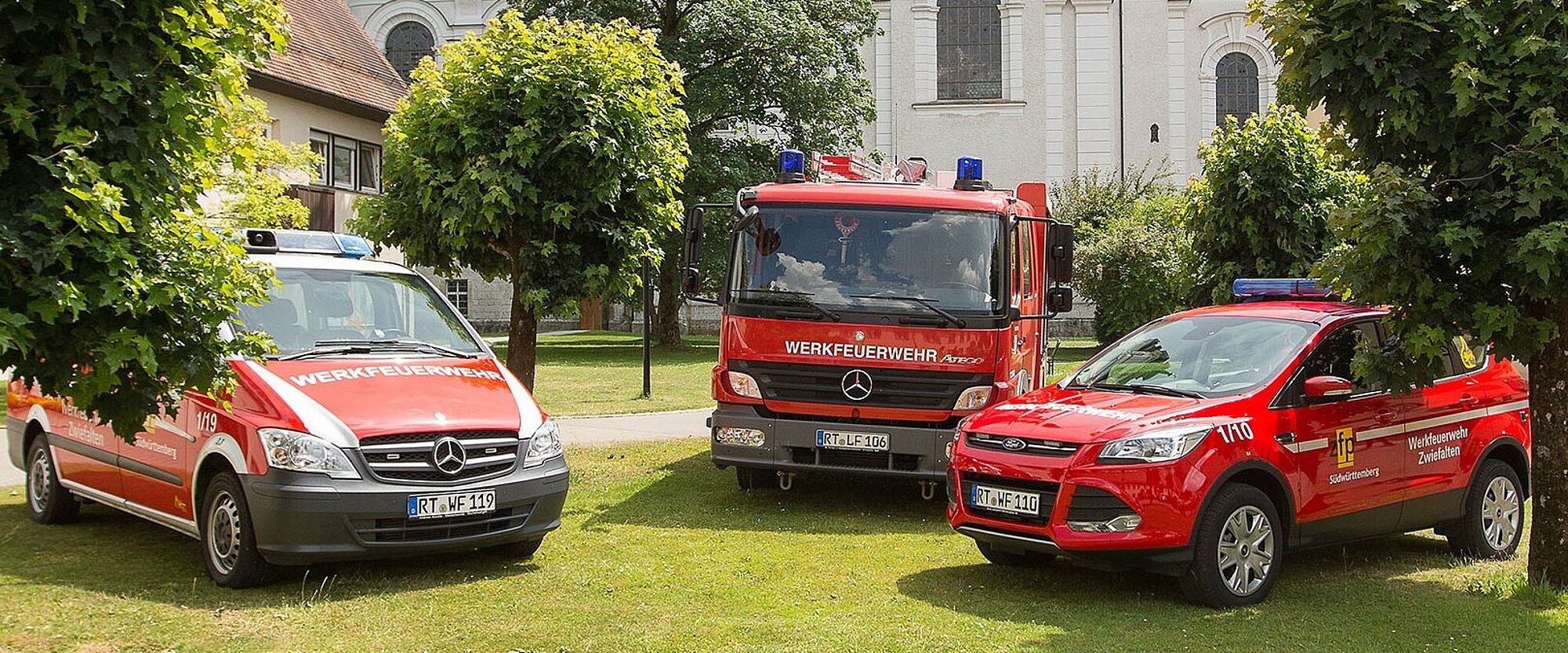 Drei verschiedene Einsatzfahrzeuge der Werkfeuerwehr stehen vor dem Zwiefalter Kloster.