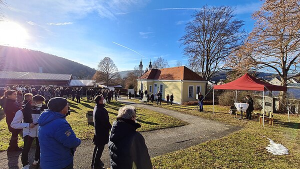 große Menschengruppe auf dem Friedhof