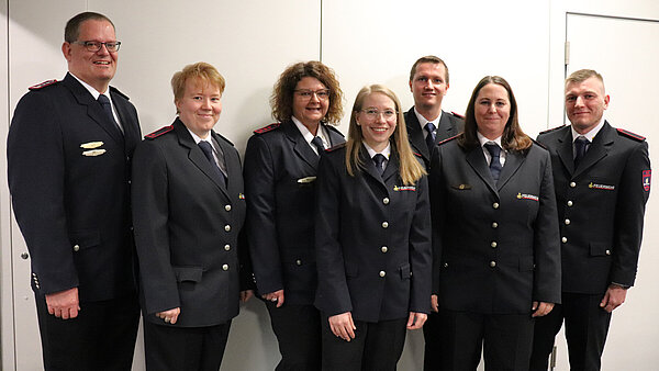 Gruppenaufnahme mit 4 Feuerwehrfrauen und 3 Feuerwehrmännern 