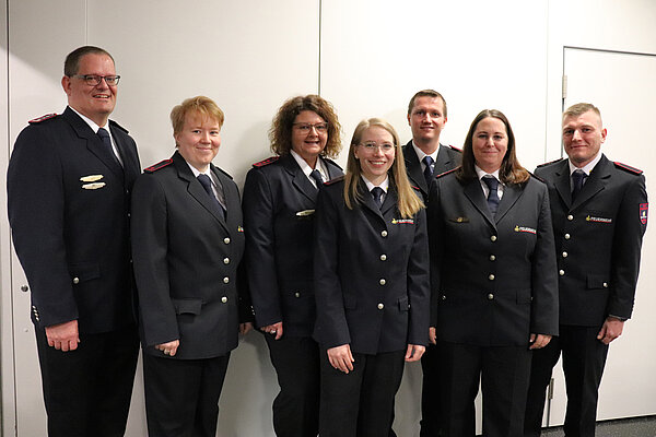 Gruppenaufnahme mit 4 Feuerwehrfrauen und 3 Feuerwehrmännern 