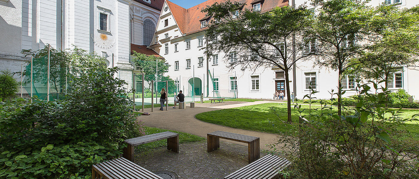 Gartenansicht Forensik mit Zaun