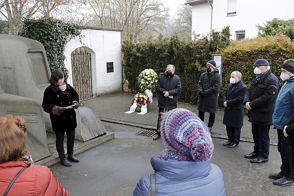 Gedenkfeier am Denkmal der grauen Busse am ZfP-Standort Weissenau.