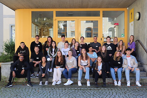 Klassenfoto vor einem Gebäudeeingang