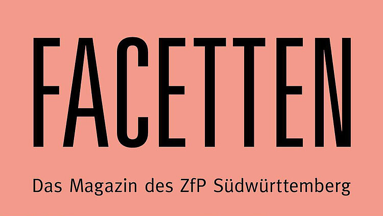 Schriftzug des Magazins Facetten in schwarz auf pfirsichfarbener Fläche