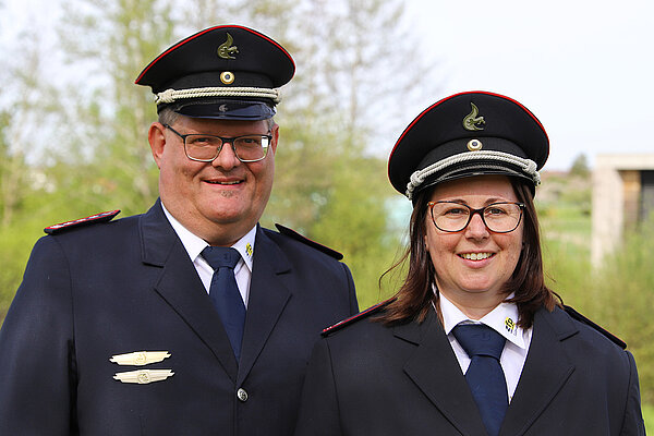 Ein Mann und eine Frau in Feuerwehr-Ausgehuniform.