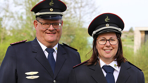 Ein Mann und eine Frau in Feuerwehr-Ausgehuniform.