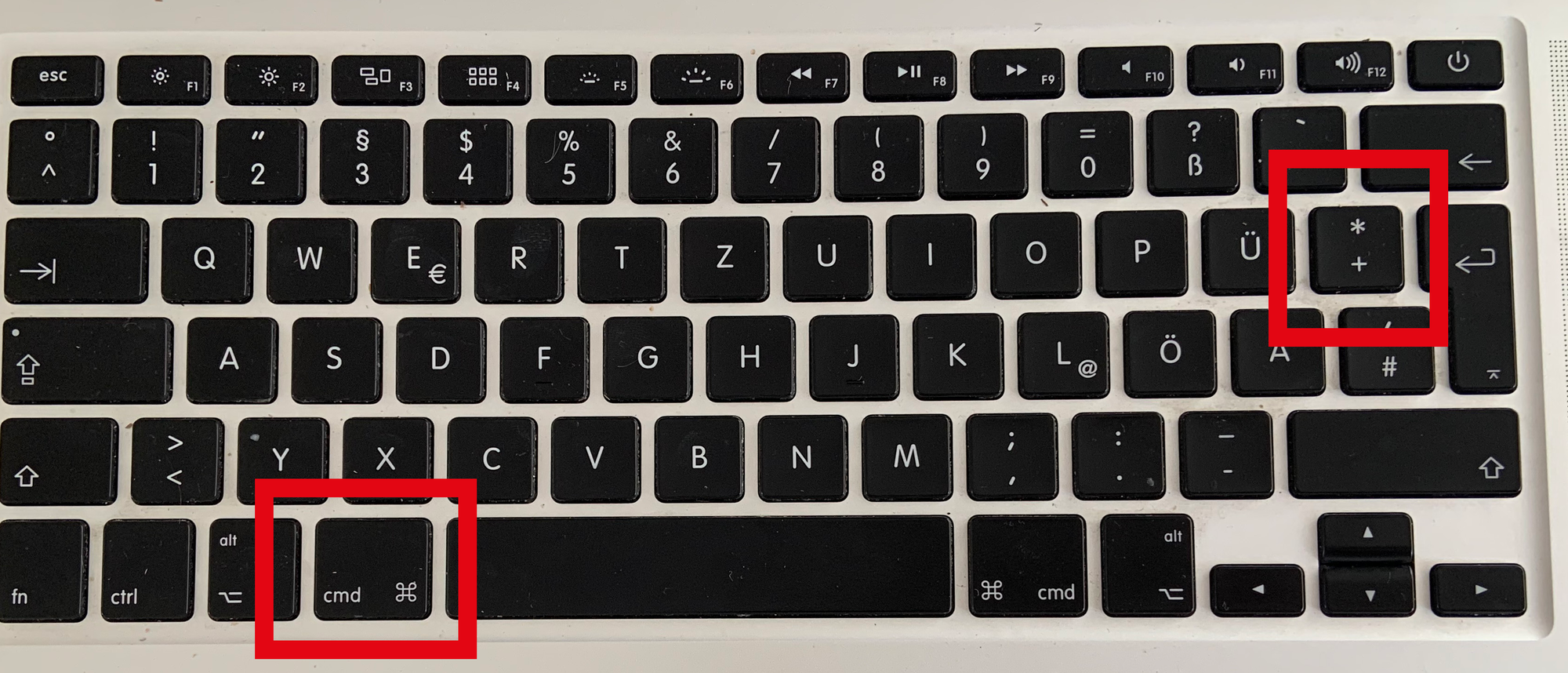 Tastatur, auf der die Tasten cmd und Plus markiert sind. 