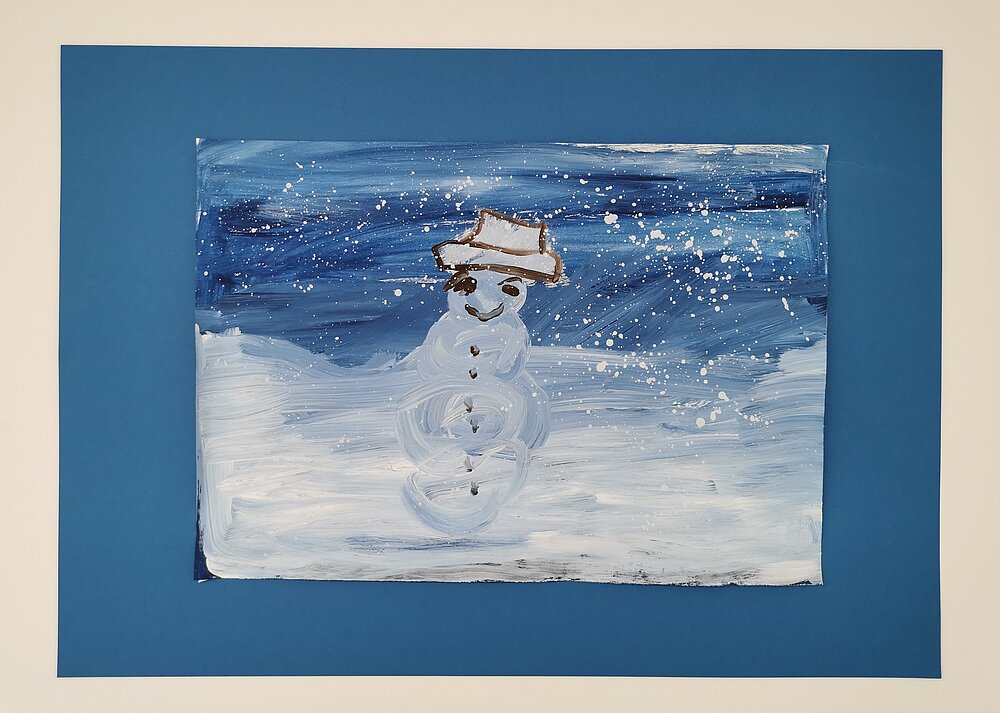 An einer blauen Wand ist ein handgemaltes Bild aufgehängt. Gemalt wurde eine Schneelandschaft mit einem Schneemann. Er trägt einen Hut, rundherum schneit es und der Himmel ist dunkel.
