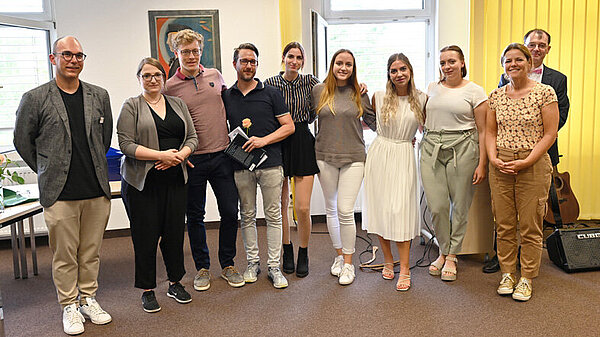 Insgesamt vier Männer und drei Frauen stehen nebeneinander und blicken freundlich in die Kamera. 