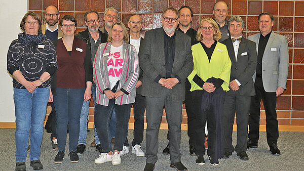 Gruppenaufnahme mit 13 Personen