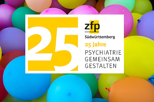 Im Hintergrund sind bunte Luftballons zu sehen. Im Vordergrund darauf ist eine weiße rechteckige Fläche. Auf der Fläche ist links in weiß die Zahl 25 auf orange-gelbem Grund. Rechts auf der weißen Fläche ist oben das ZfP-Logo und darunter steht in mehreren Zeilen: "25 JAHRE PSYCHIATRIE GEMEINSAM GESTALTEN"