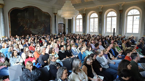 Rund 320 Teilnehmende kamen bei der 34. Jahrestagung der Klinik für Kinder und Jugendpsychiatrie/Psychotherapie zusammen. Chefärztin Dr. Sabine Müller übergibt das Wort an den ersten Gastredner Prof. Dr. Jörg Fegert.