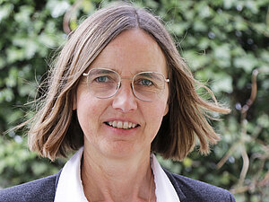 Portraitfoto Frau Dr. Hietel-Weniger, Frau mit braunen Haaren, Brille, weißer Bluse und grauem Jackett.