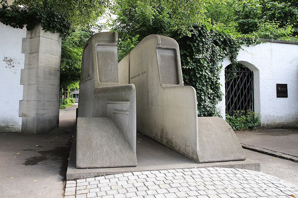 Das Denkmal der Grauen Busse auf dem Gelände des ZfP Südwürttemberg am Standort Weissenau erinnert an die Tötungsaktion der Nationalsozialisten.