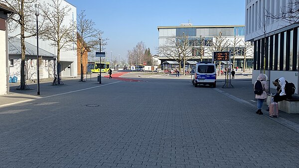 Blick auf die Bushaltespuren, Autos auf den Straßen und Fußgänger am Bahnhofsgelände Ravensburg