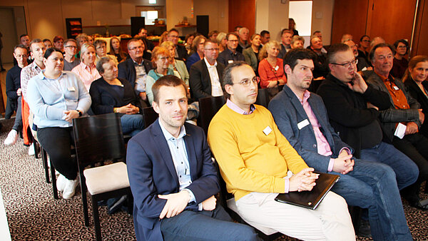 Ein gut gefüllter Saal, es herrscht eine warme und einladende Atmosphäre.