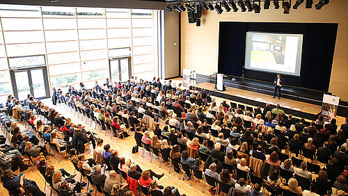 Ein Saal voller Menschen.