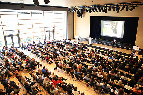 Ein Saal voller Menschen.