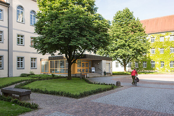 Bäume vor dem Eingang des Klostergebäudes