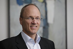 Portraitbild, Professor Dr. Tilmann Steinert. Mann mit Brille lächelt freundlich.