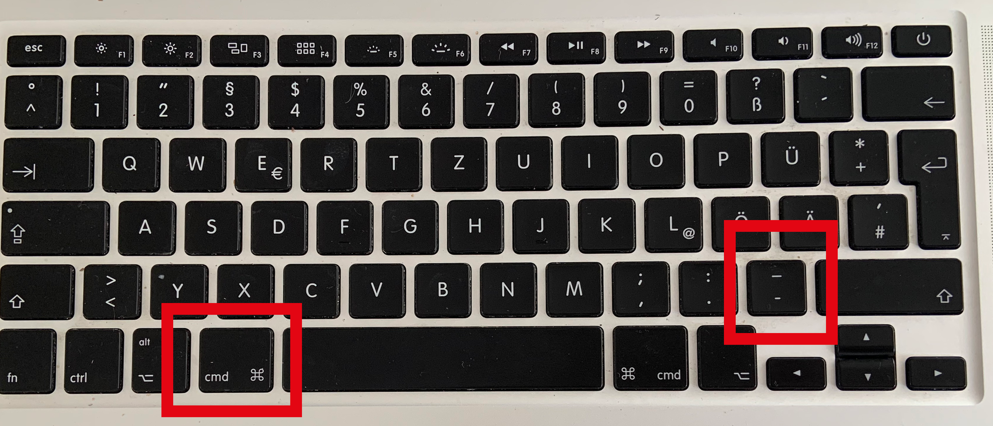 Tastatur, auf der die Tasten cmd und Minus markiert sind. 