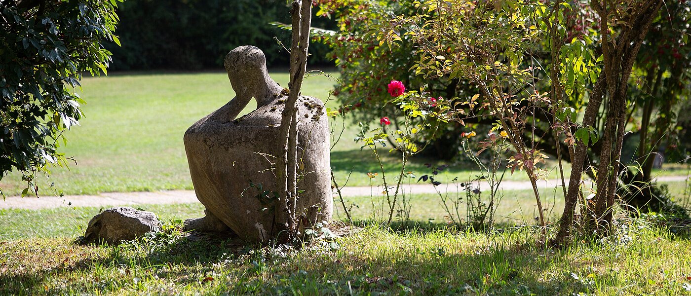 Sitzende Skulptur im Park