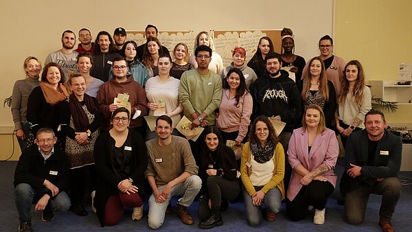 Gruppenaufnahme mit jungen Menschen