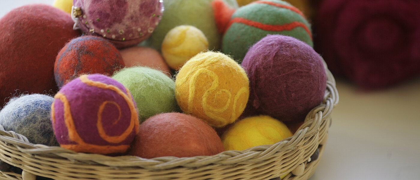 Eine Schale mit bunten Filzbällen.